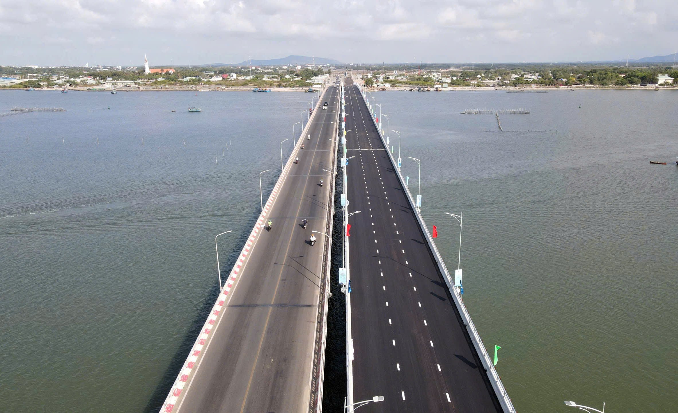 Le pont Cua Lap 2, qui fait partie du projet de route côtière Vung Tau-Binh Thuan (DT 994), reliant les centres touristiques côtiers, a pris forme.