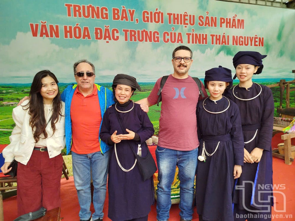 นักท่องเที่ยวถ่ายรูปกับชาวไทยเหงียน