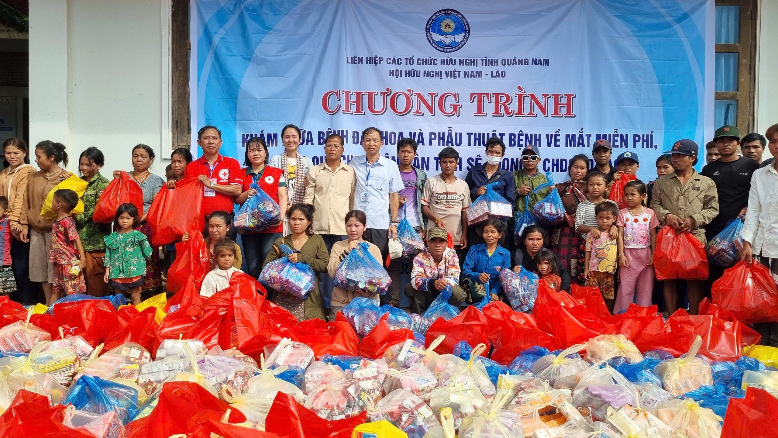 Nhiều phần quà đã được đoàn công tác Quảng Nam trao tặng người dân Lào dịp này. (Ảnh: Liên hiệp các tổ chức hữu nghị tỉnh Quảng Nam)