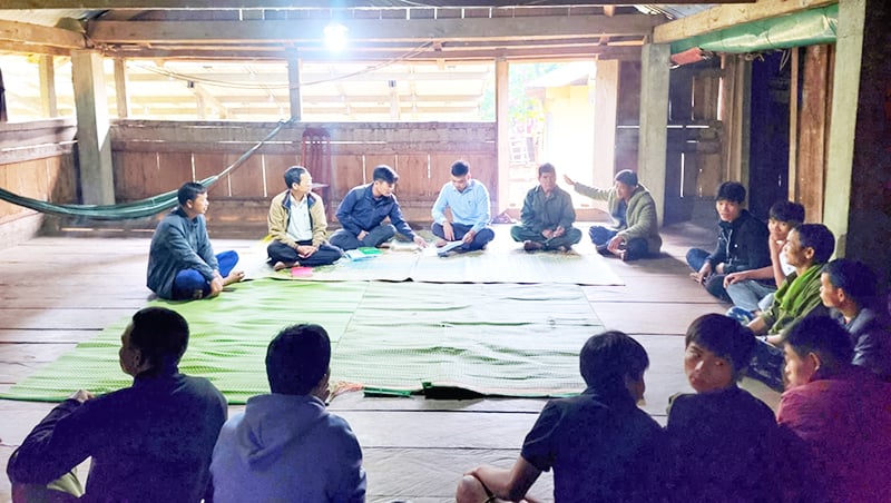 Tuyên truyền pháp luật về bảo vệ, phát triển rừng cho đồng bào dân tộc thiểu số.