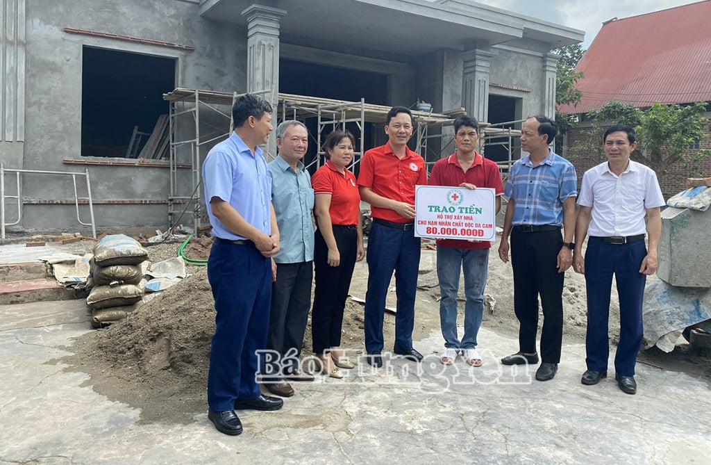 Niềm vui của NNCĐDC gián tiếp Lê Minh Công, xã Minh Tân (Phù Cừ ) khi được nhận tiền hỗ trợ.