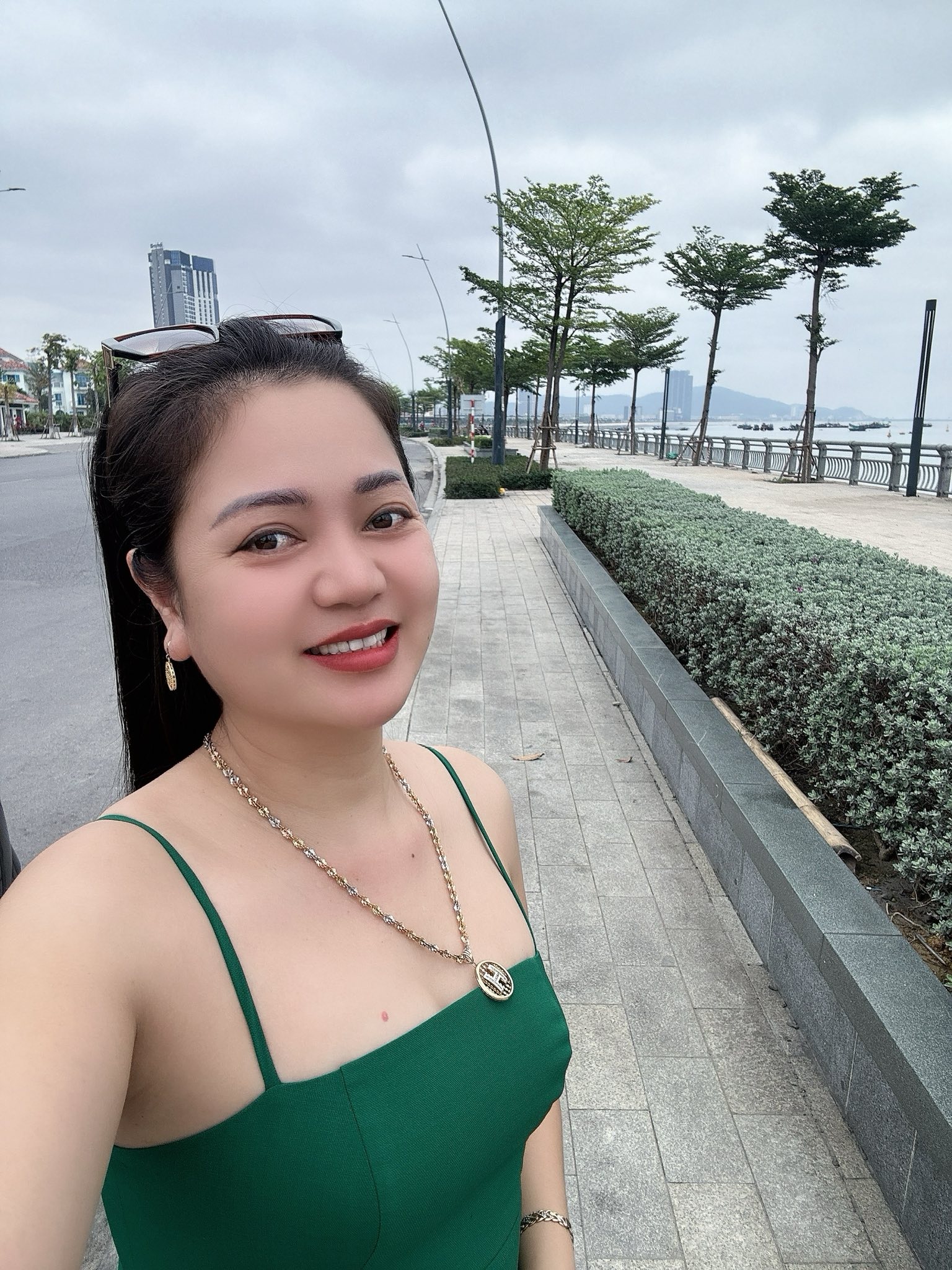 Kiểu váy 2 dây được bạn gái Hiệp Gà tích cực lăng xê- Ảnh 8.
