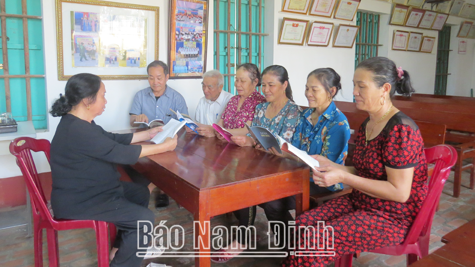 Nhân dân xóm 8 xã Giao Tiến (Giao Thuỷ) đọc sách tại nhà văn hoá xóm.