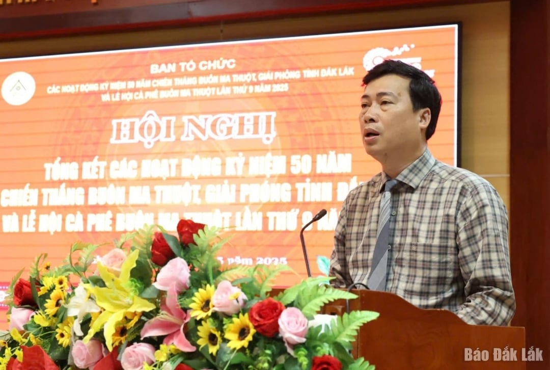 Giám đốc Sở Văn hóa, Thể thao và Du lịch Trần Hồng Tiến báo cáo kết quả tại hội nghị.