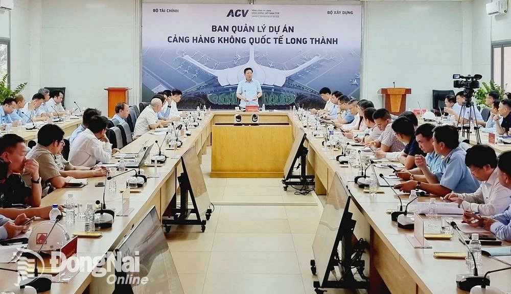 Bộ trưởng Bộ Xây dựng Trần Hồng Minh phát biểu kết luận buổi làm việc. Ảnh: Phạm Tùng