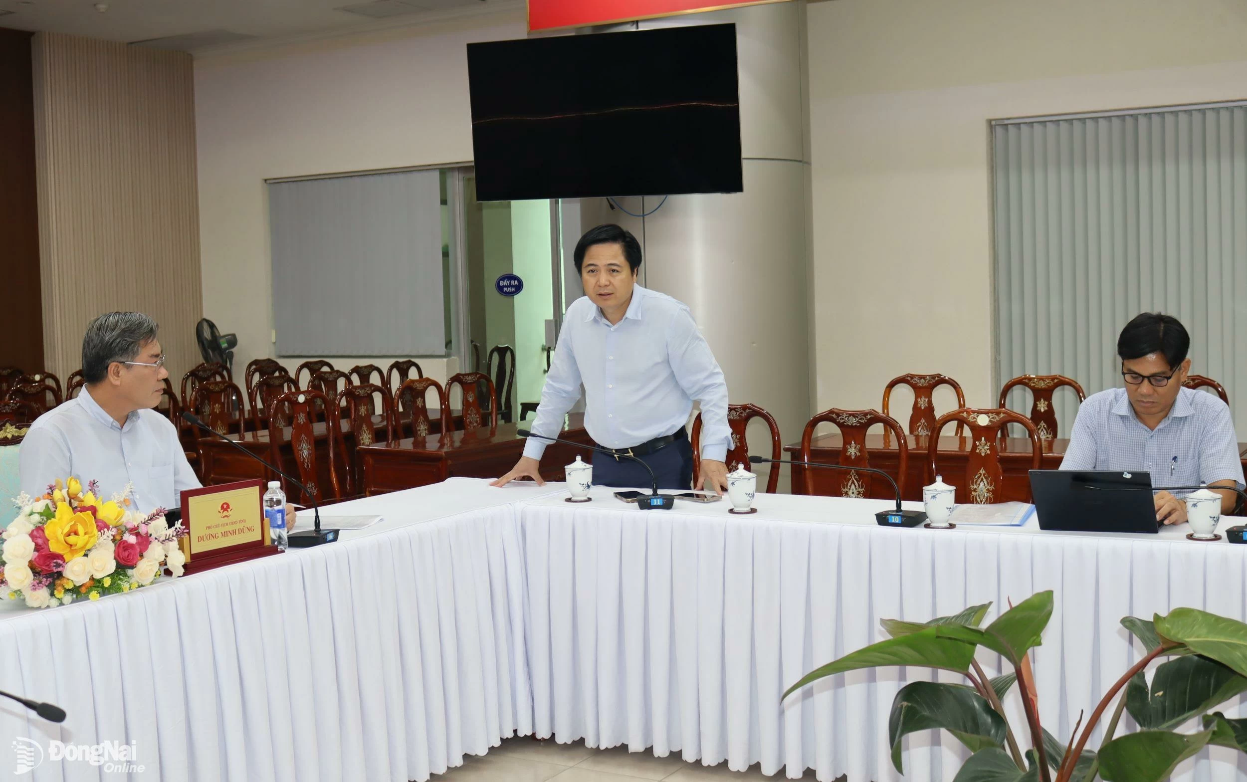 Tổng công ty Truyền tải điện Quốc gia (chủ đầu tư) báo cáo tại buổi làm việc. Ảnh: Hoàng Lộc
