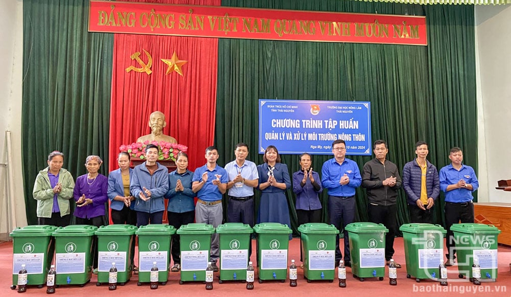 Huyện đoàn Phú Bình phối hợp trao tặng thùng đựng rác cho các hộ dân tại xã Nga My.