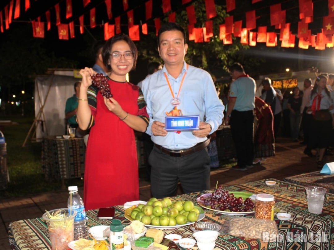 Phó Trưởng ban Tuyên giáo và Dân vận Tỉnh ủy Đắk Lắk Trần Doãn Tới; Bí thư Tỉnh Đoàn Đắk Lắk, Trưởng Ban tổ chức Liên hoan H’Giang Niê thăm và chụp hình lưu niệm tại các gian hàng ẩm thực.