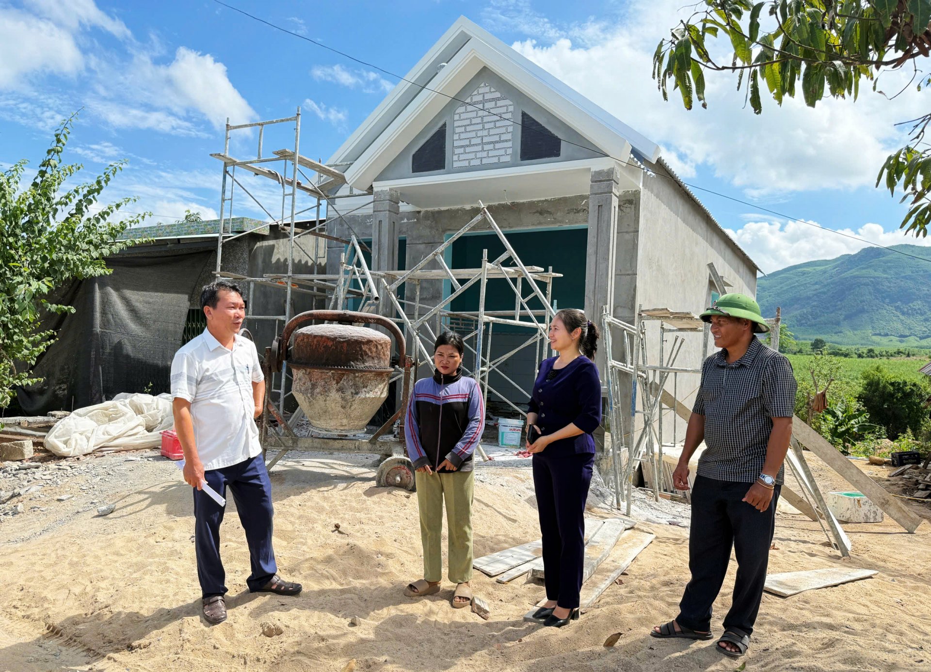 Le groupe de travail a inspecté la mise en œuvre du projet 1 visant à résoudre le manque de terres et de logements pour les habitants de la commune de Xuan Lanh. Photo : ONG XUAN