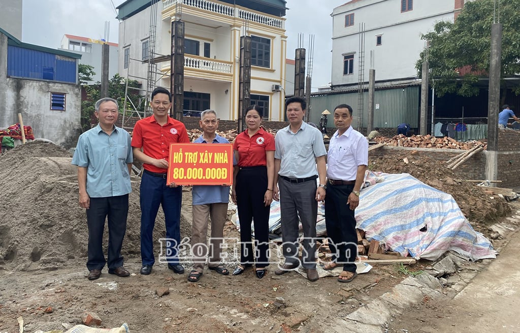 Gia đình NNCĐDC Đặng Duy Ngọc, xã Trung Hoà (Yên Mỹ) phấn khởi nhận tiền hỗ trợ xây nhà.