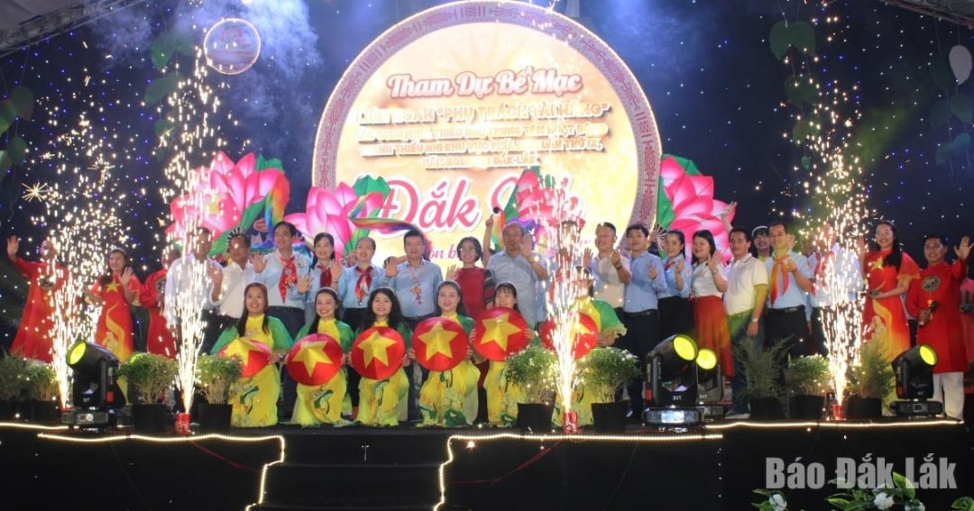 គណៈប្រតិភូដែលចូលរួមក្នុងពិធីបិទបានថតរូបអនុស្សាវរីយ៍។
