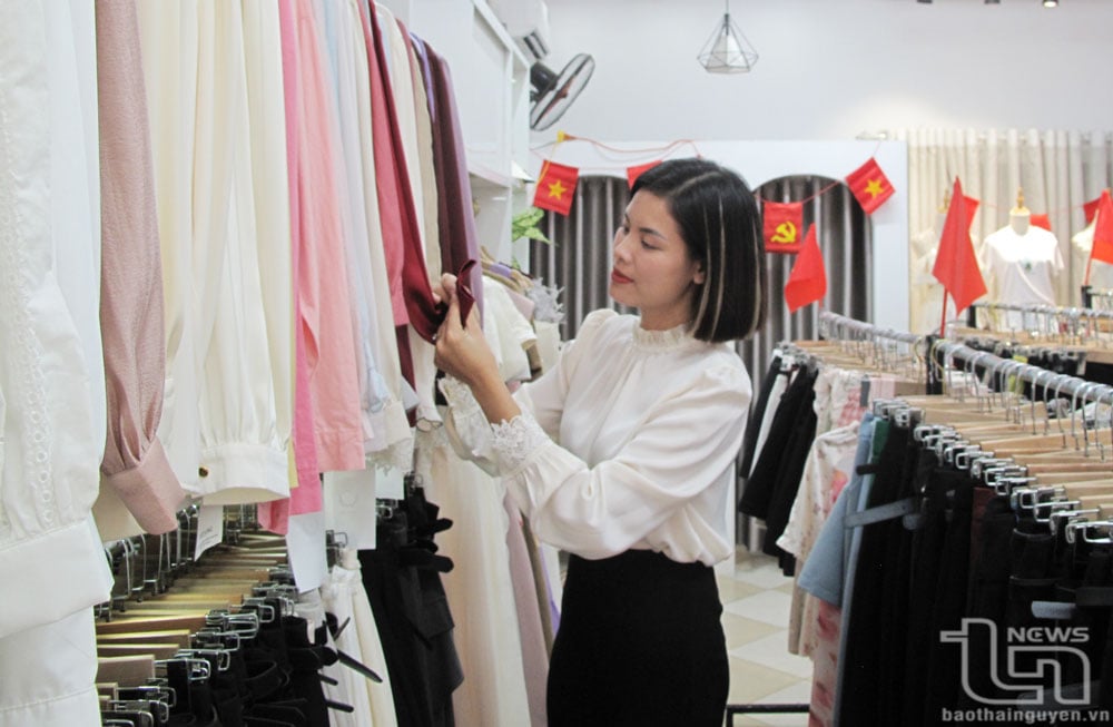 Chị Đoàn Thị Thùy Dương, chủ shop Thùy Dương - thời trang công sở trên đường Lương Ngọc Quyến (TP. Thái Nguyên), đã đăng ký tham gia chương trình xây dựng tuyến phố thương mại điện tử.