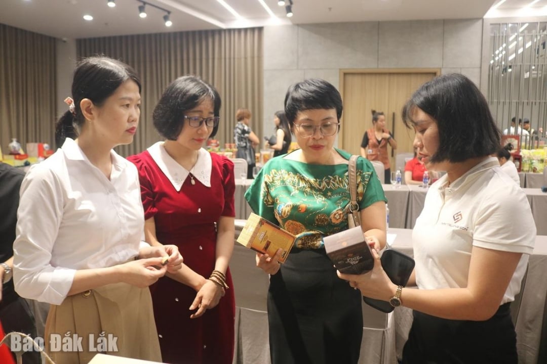 តំណាងធុរកិច្ចមកពីខេត្តទាំងពីរបានផ្លាស់ប្តូរព័ត៌មាន និងណែនាំផលិតផល។