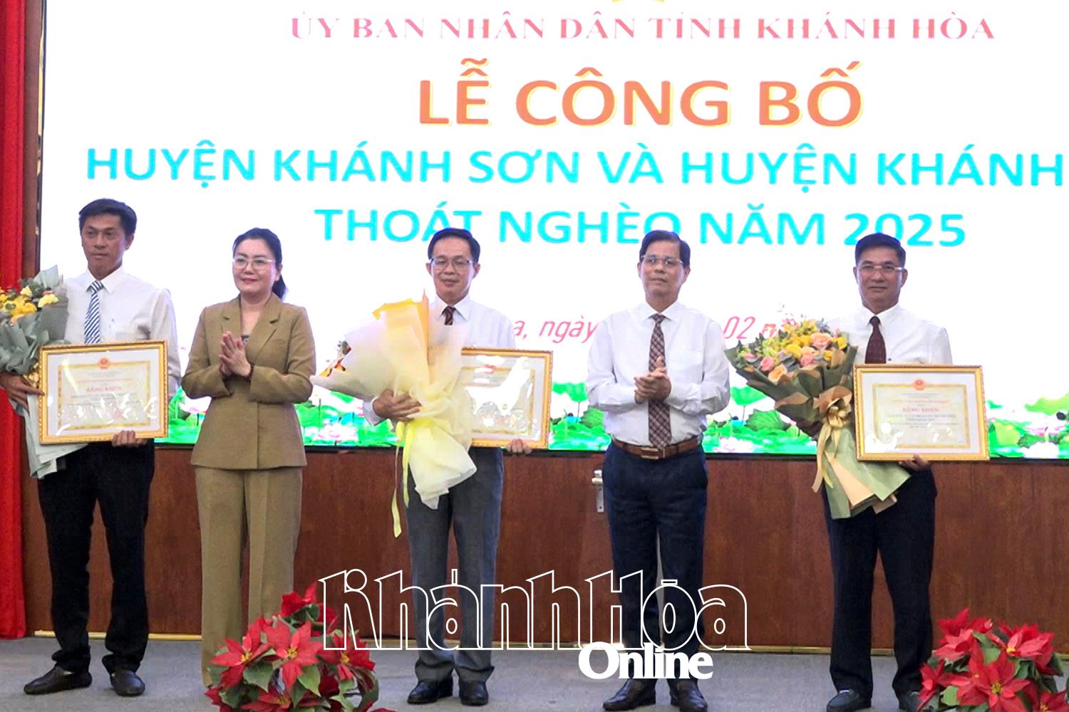 Lãnh đạo tỉnh trao quyết định của Thủ tướng Chính phủ 
công nhận 2 huyện Khánh Sơn, Khánh Vĩnh thoát nghèo năm 2025.