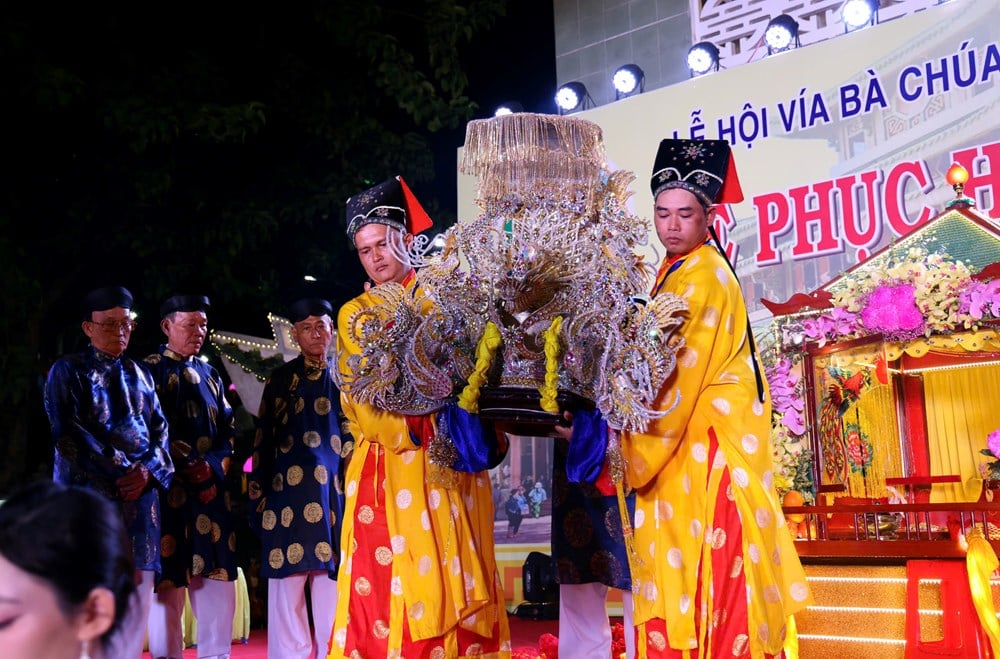 Độc đáo Lễ phục hiện rước tượng Bà Chúa Xứ núi Sam  - ảnh 7