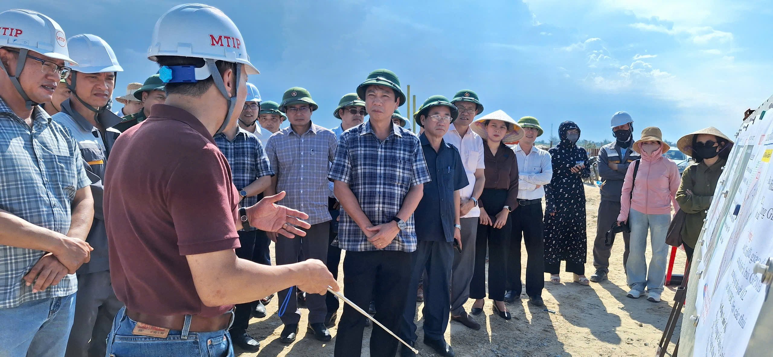 Kiểm tra tiến độ thi công dự án Khu bến cảng Mỹ Thủy