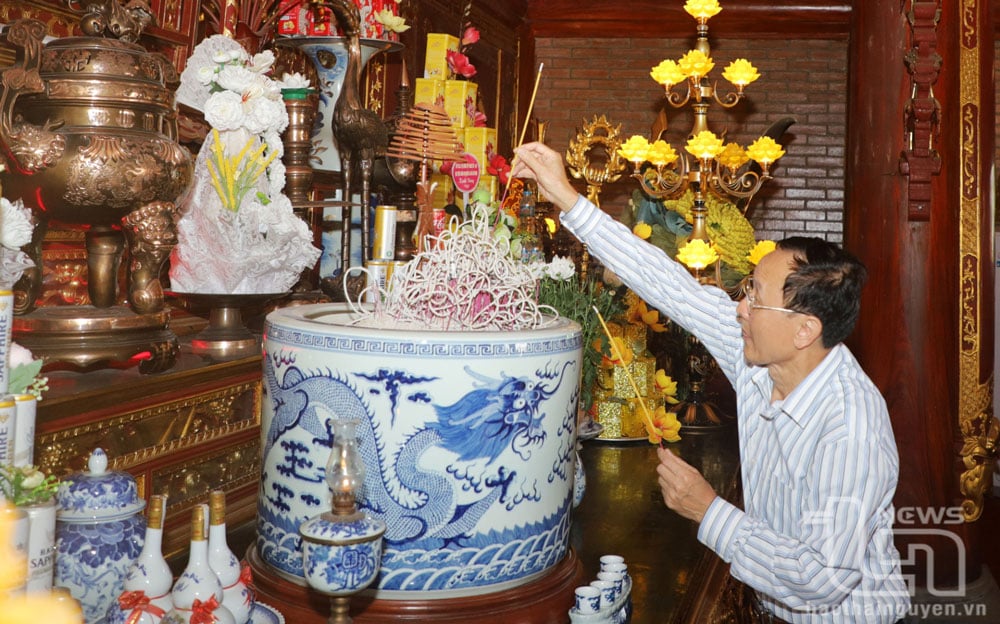 El camarada Nguyen Ba Sinh, ex editor jefe del periódico Bac Ninh, ofreció incienso para conmemorar a los heroicos mártires.