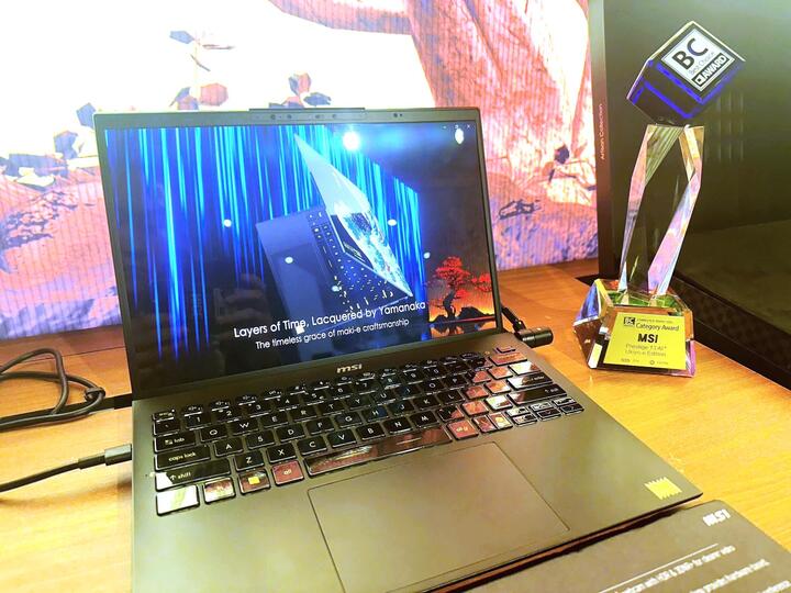 The screen uses an OLED panel, and the keyboard also has a glossy coating like lacquer. (Photo: Manh Hung)