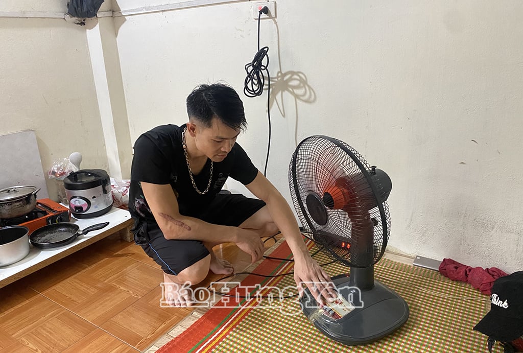 Căn phòng nhỏ chỉ có một cái quạt duy nhất của gia đình anh Bùi Văn Huy, công nhân Nhà máy Tân Á Đại Thành – Hưng Yên