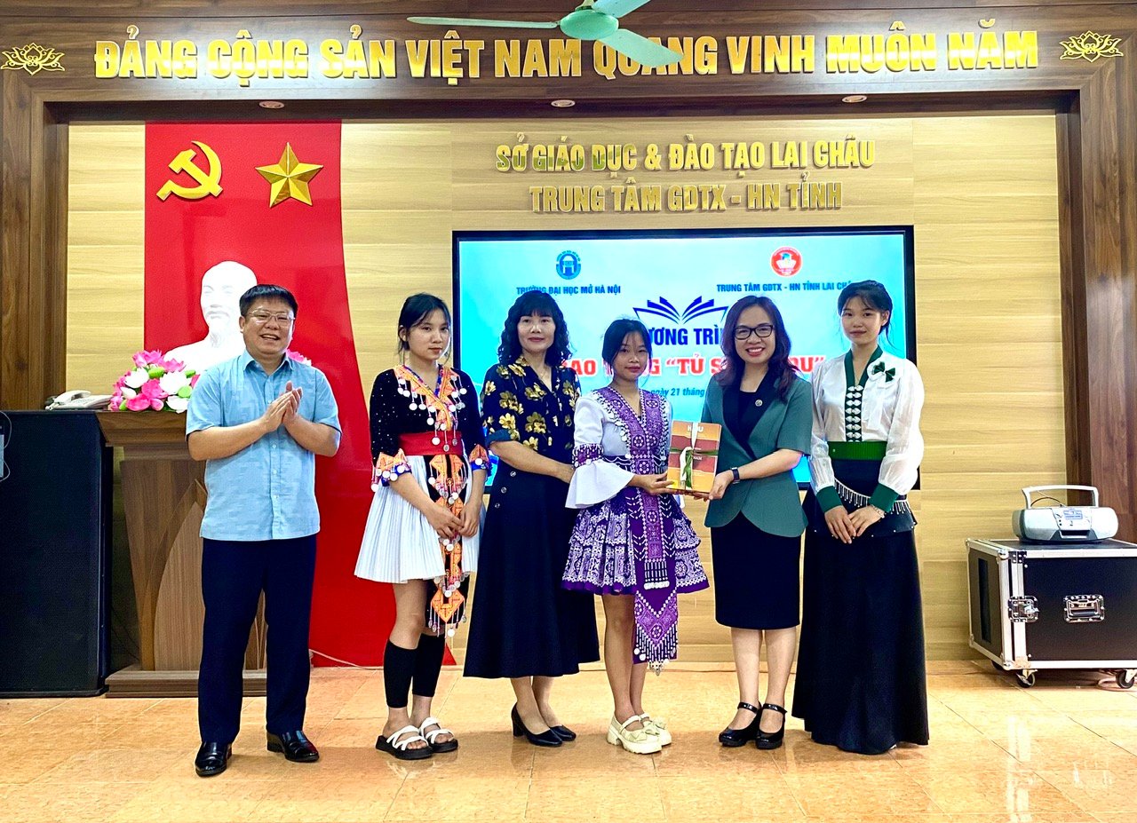 Lãnh đạo Sở Văn hoá, Thể thao và Du lịch tỉnh Lai Châu, Trường Đại học mở Hà Nội trao tặng tủ sách HOU cho Trung tâm Giáo dục thường xuyên - Hướng nghiệp tỉnh.