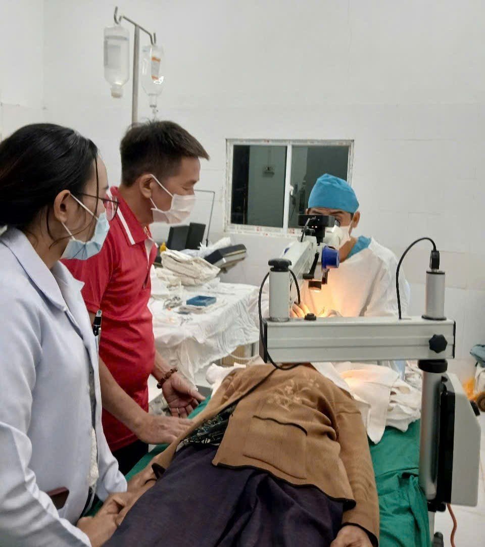 Quảng Nam khám chữa bệnh, tặng quà cho người dân tỉnh Sekong (Lào)