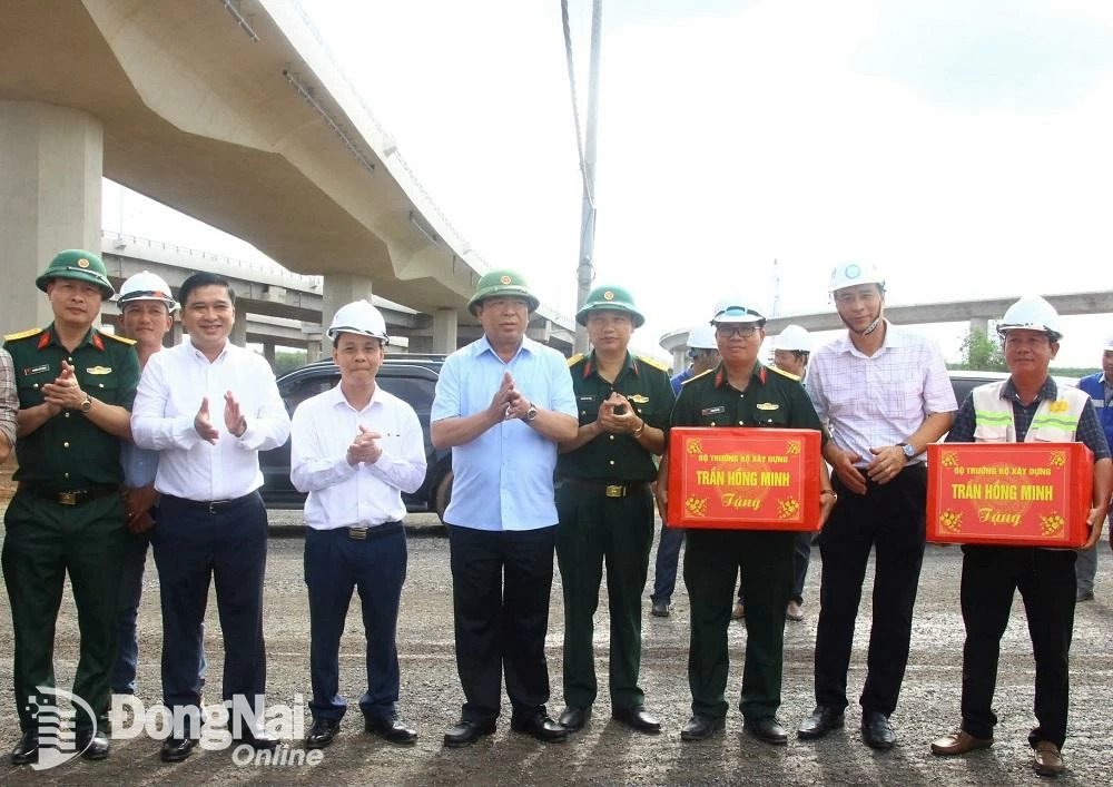 Minister of Construction Tran Hong Minh presents gifts to encourage construction workers of Bien Hoa - Vung Tau Expressway Project. Photo: Pham Tung