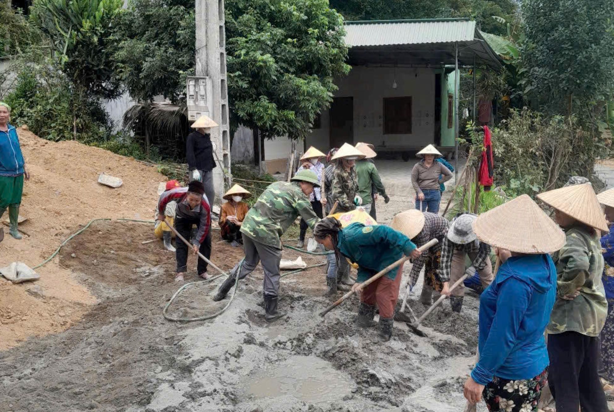 Die Menschen der Gemeinde Tam Quang Tuong Duong schließen sich zusammen, um neue Landstraßen zu bauen