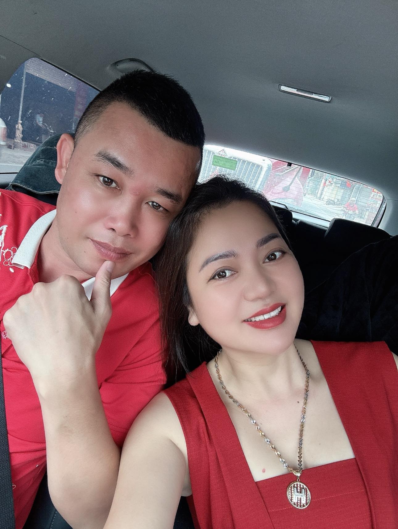 Kiểu váy 2 dây được bạn gái Hiệp Gà tích cực lăng xê- Ảnh 2.