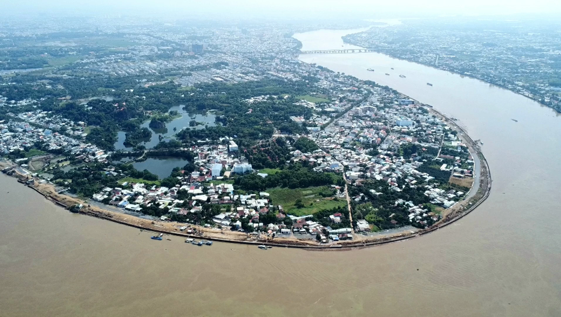 Foto: La carretera ribereña de Dong Nai desde el puente de Hoa An hasta la frontera del distrito de Vinh Cuu está en construcción. Foto: Khac Thiet