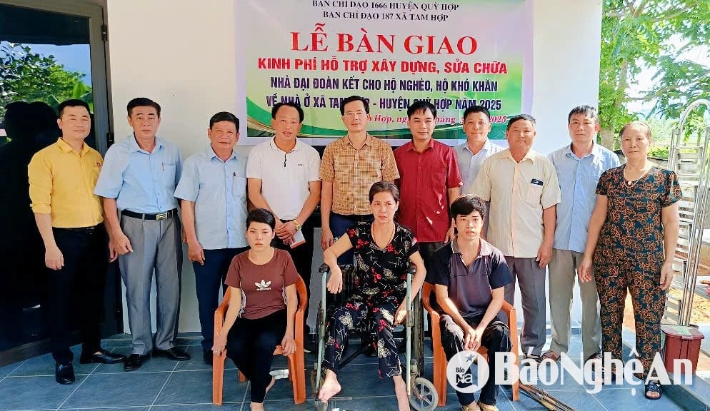 các cấp ban ngành, mạnh thường quân bàn giao ngôi nhà đại đoàn kết cho mẹ con bà Quy