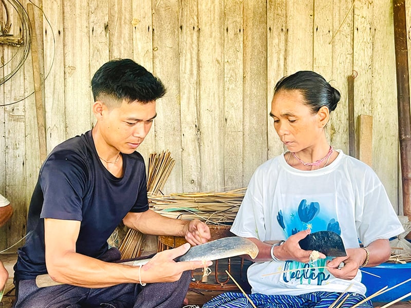 Từ nguồn vốn chương trình mục tiêu quốc gia, nhiều hộ đồng bào dân tộc thiểu số được hỗ trợ đào tạo phát triển nghề mây tre đan.