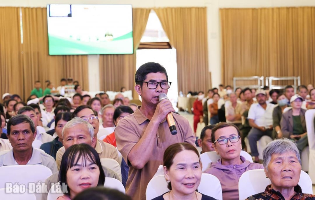 Nông dân huyện Krông Pắc đặt câu hỏi tại tọa đàm.