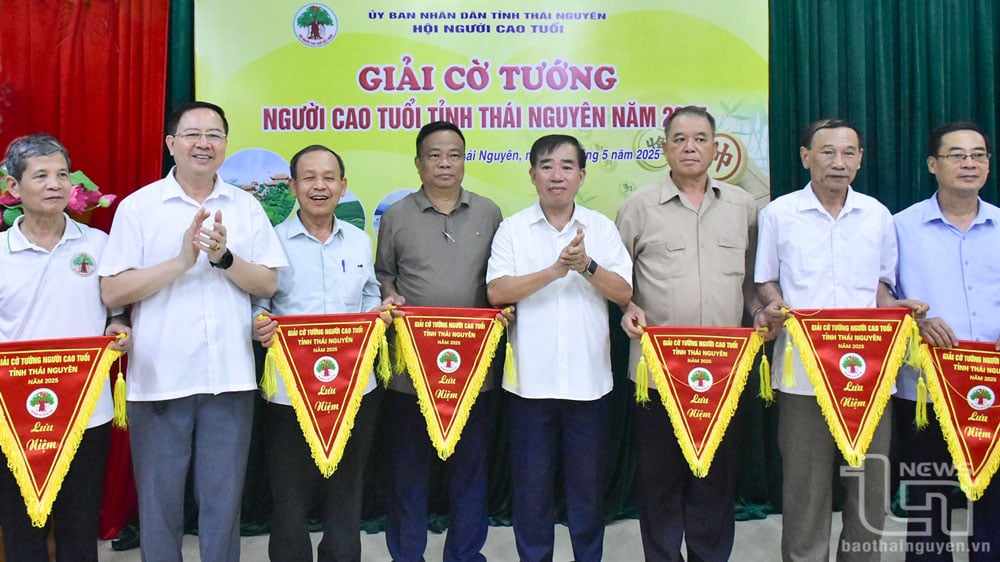 The Organizing Committee awarded souvenir flags to the teams participating in the 2025 Senior Chess Tournament.