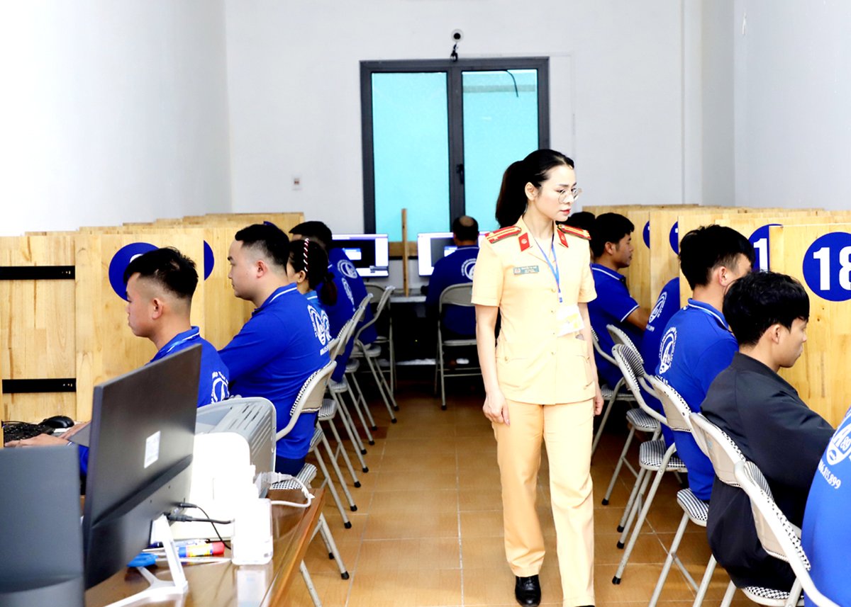 Examiners directly supervise candidates in the examination room.