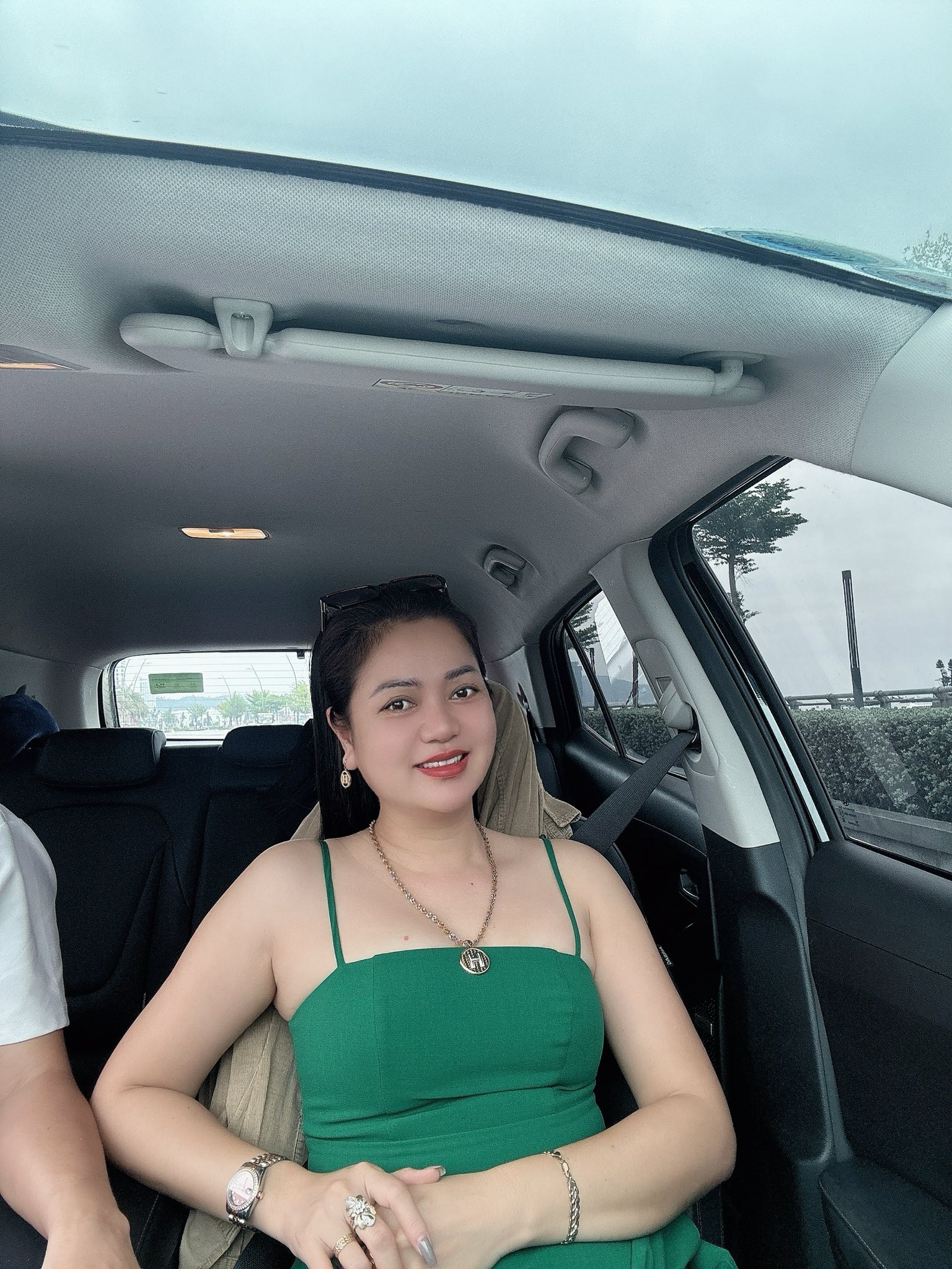 Kiểu váy 2 dây được bạn gái Hiệp Gà tích cực lăng xê- Ảnh 7.