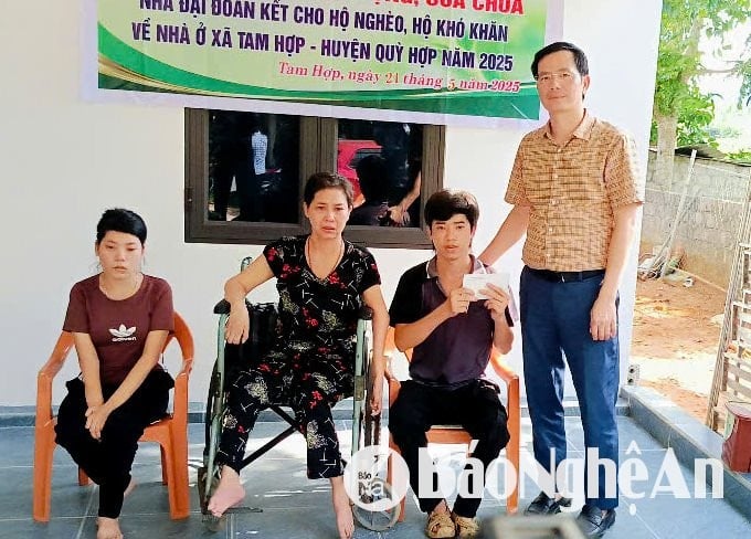 Đồng chí Nguyễn Văn Hải – Phó Giám đốc Sở Xây dựng Nghệ An kết nối cùng bạn bè ủng hộ số tiền còn lại giúp mẹ con bà Quy Làm nhà. (1)
