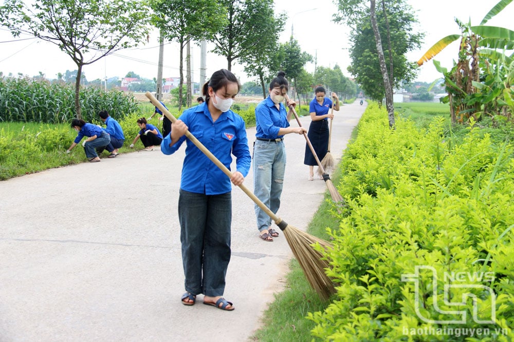 Đoàn viên, thanh niên xã Xuân Phương vệ sinh các tuyến đường liên xóm, trục xóm.
