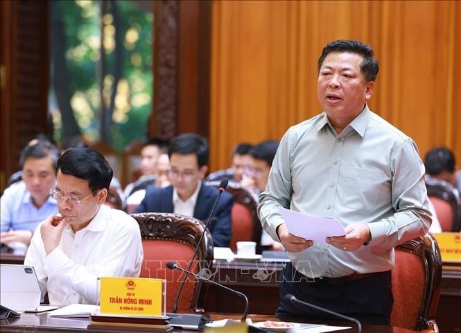 Bộ trưởng Bộ Xây dựng Trần Hồng Minh báo cáo tình hình triển khai tuyến đường sắt trọng điểm. Ảnh: Dương Giang/TTXVN