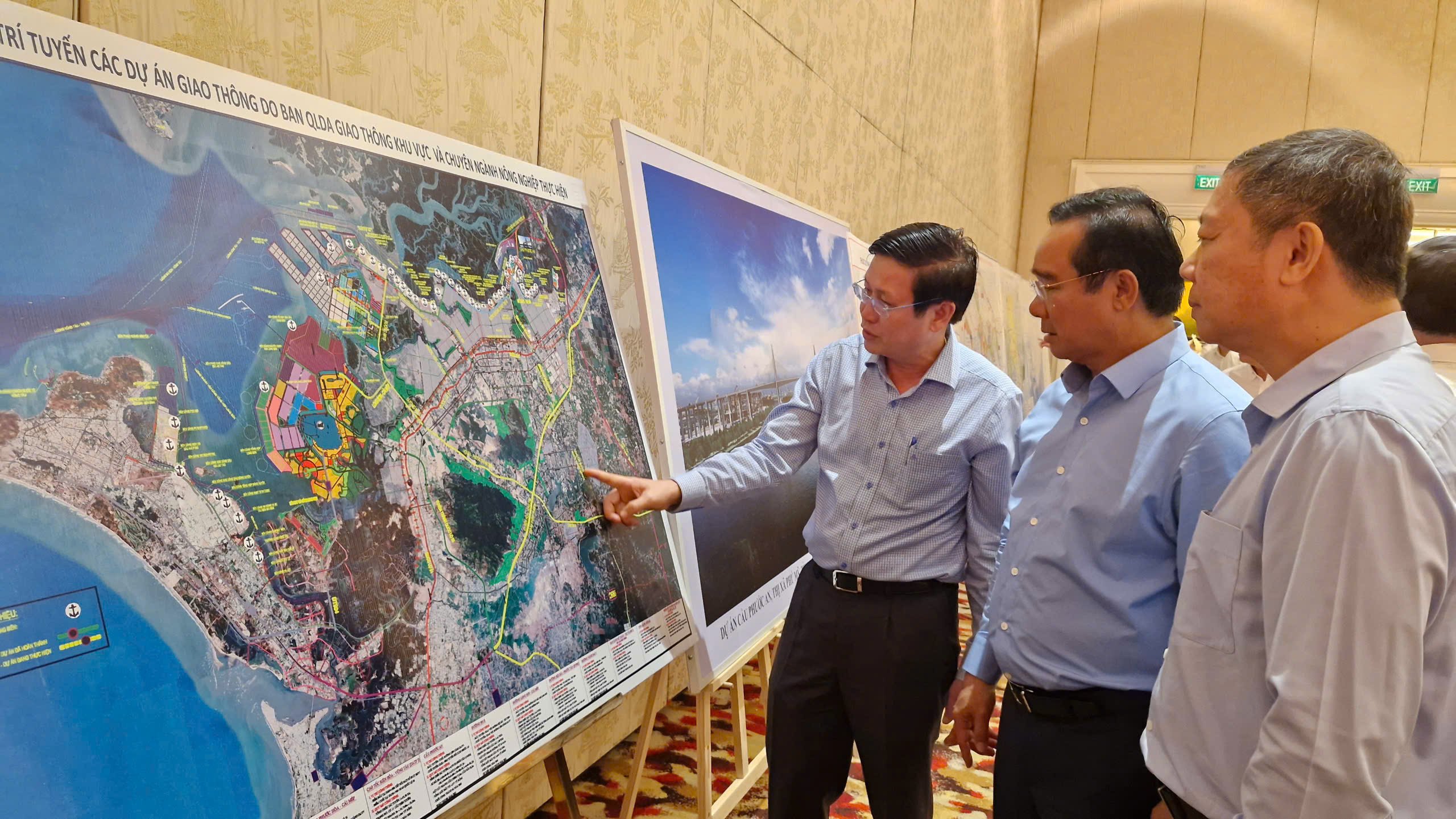 Les dirigeants de Ho Chi Minh-Ville et de la province de Ba Ria-Vung Tau étudient les schémas de certaines voies de communication de la province.
