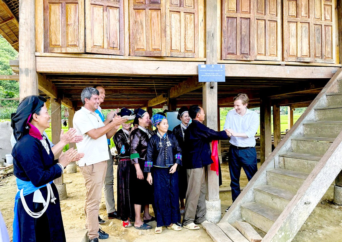 តំណាង​កម្មវិធី UNDP និង​ស្ថានទូត​ស្វីស​ប្រចាំ​ប្រទេស​វៀតណាម​បាន​សម្ពោធ​ផ្ទះ​មួយ​ខ្នង​សម្រាប់​គ្រួសារ​លោក Vang Van Chien ភូមិ Khun ឃុំ Bang Lang (Quang Binh)។