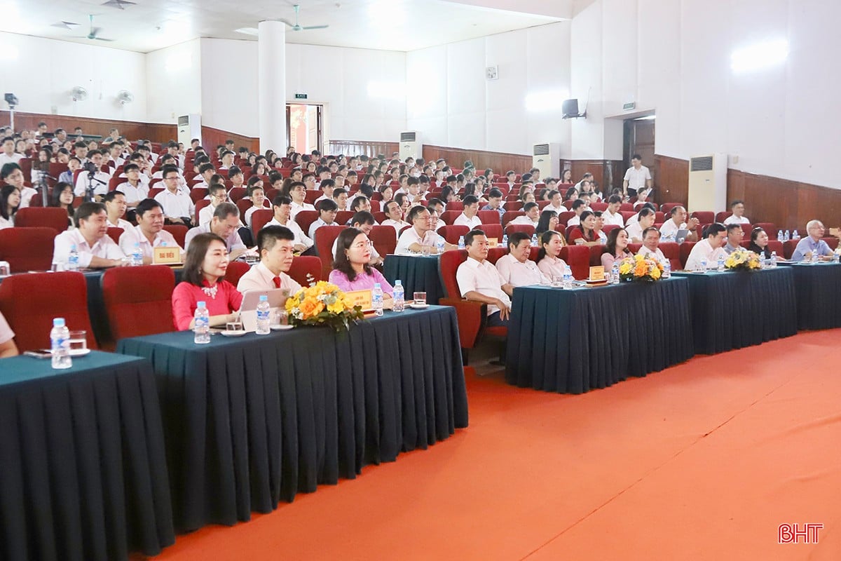 Đại biểu tham dự buổi lễ.