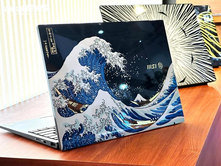 The Prestige 13 AI+ Ukiyo-e Edition laptop model is crafted with lacquer techniques. (Photo: Manh Hung)