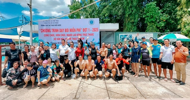 VIDEO: Người dân TP HCM hào hứng đi học bơi miễn phí- Ảnh 1.