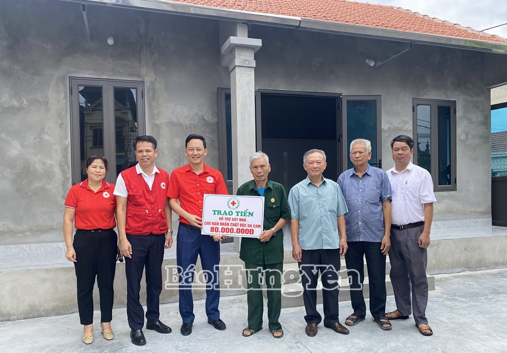 Lãnh đạo Hội Chữ thập đỏ tỉnh trao tiền hỗ trợ cho gia đình ông Hoàng Văn Tin, thị trấn Trần Cao (Phù Cừ).