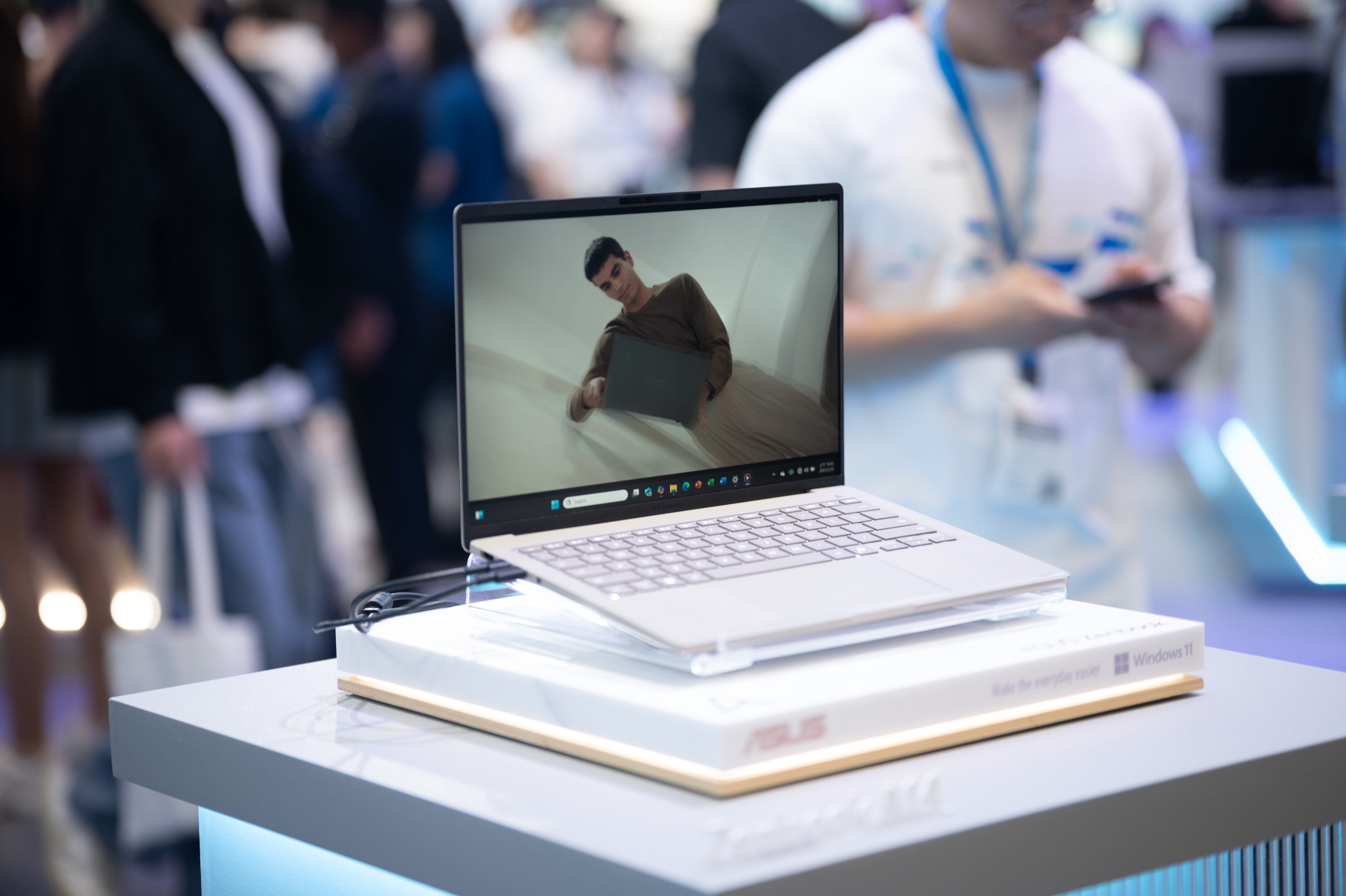 laptop asus snapdragon anh 9