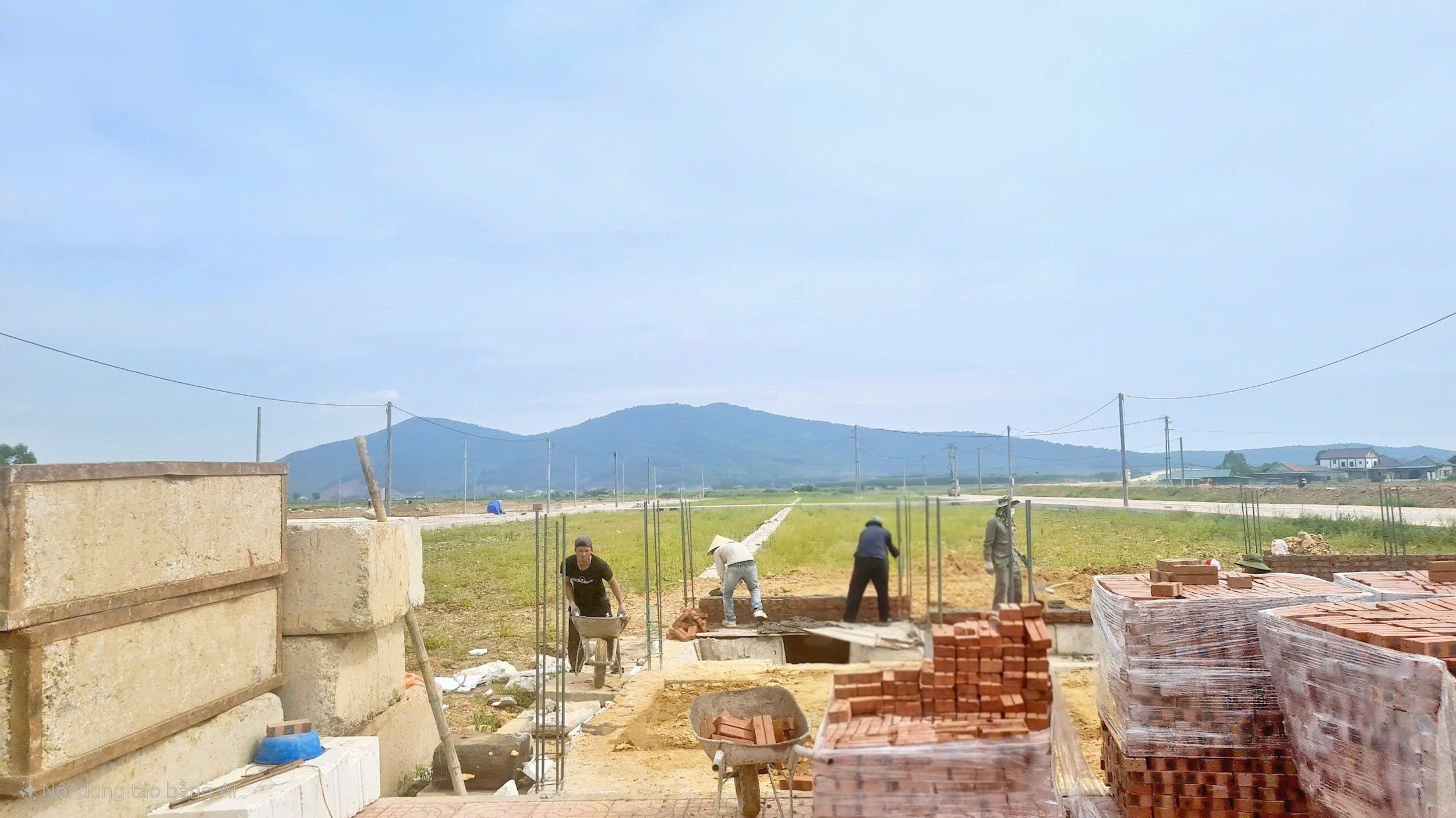 Die Bewohner der Gemeinde Nghi Quang bauen Häuser im Umsiedlungsgebiet, nachdem sie eine Entschädigung für den Landerwerb im Rahmen des Küstenstraßenprojekts erhalten haben.