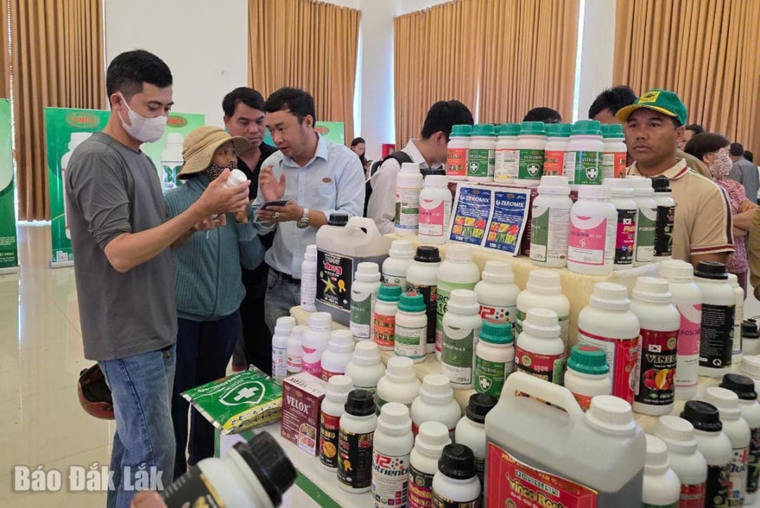 Nông dân tìm hiểu các sản phẩm của  Công ty Cổ phần Vật tư nông nghiệp Việt Nông .