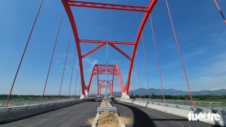 Cận cảnh cầu vòm thép rất đẹp nối đôi bờ sông Trà Khúc - Ảnh 5.