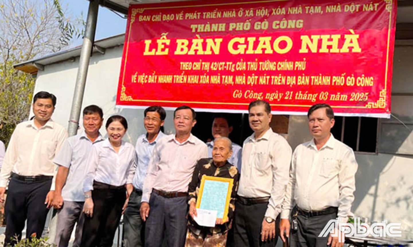 Go Cong City leaders and sponsors hand over Great Unity house in Tan Trung commune