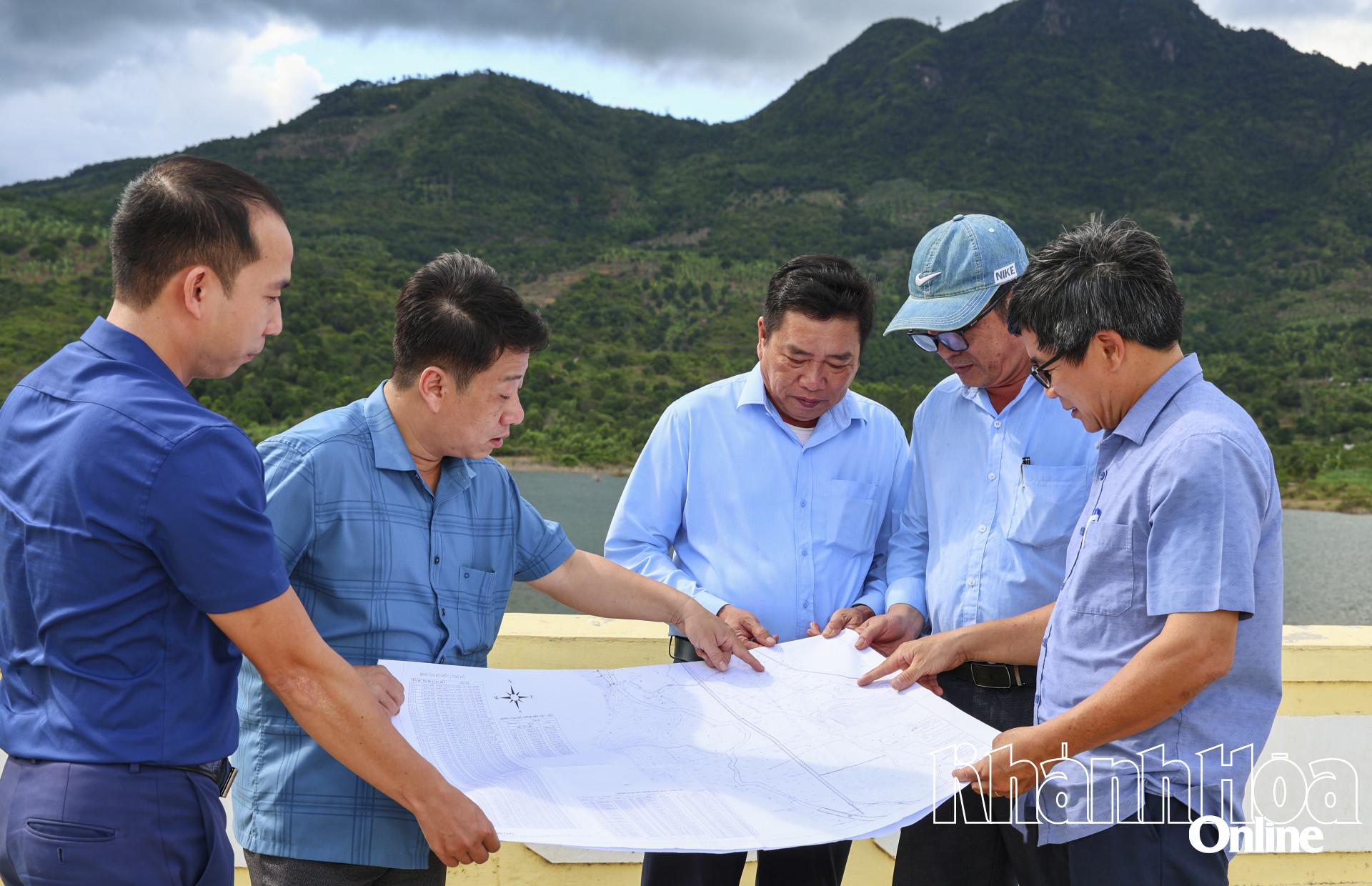 Đại diện các bên liên quan kiểm tra thực địa và trao đổi về phương án tổ chức Giải đua xe thể thao và địa hình Victory Challenge 2025 tại hồ Đắc Lộc.